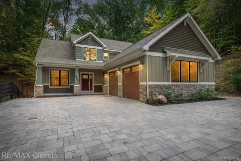 8089 Foster Rd, Springfield, MI 48346