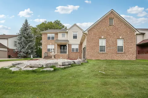 2772 Fox Woods Ln, Rochester Hills, MI 48307