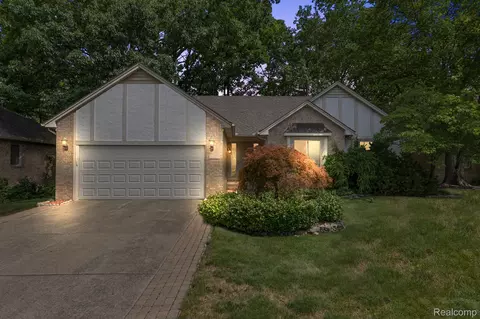 21291 Ridgewood Dr, Clinton Township, MI 48036