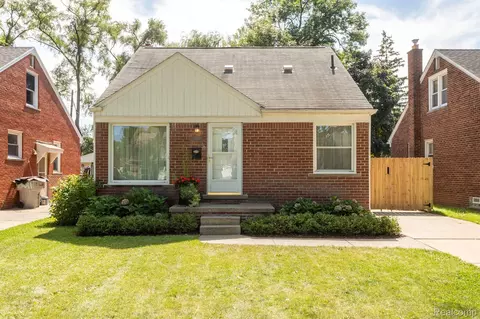 13701 Hart St, Oak Park, MI 48237