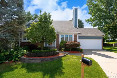 3355 Fairgrove Ct, Rochester Hills, MI 48309