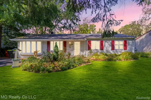 4350 Greendale Ave, West Bloomfield, MI 48323