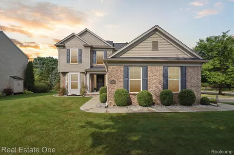 997 River Rock Dr, Holly, MI 48442