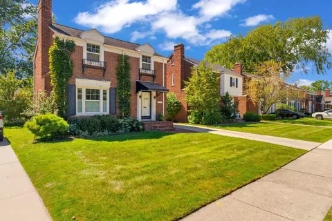 1359 Hollywood Ave, Grosse Pointe Woods, MI 48236