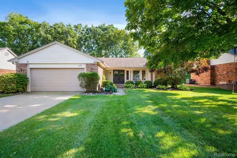 615 Kentucky Dr, Rochester Hills, MI 48307