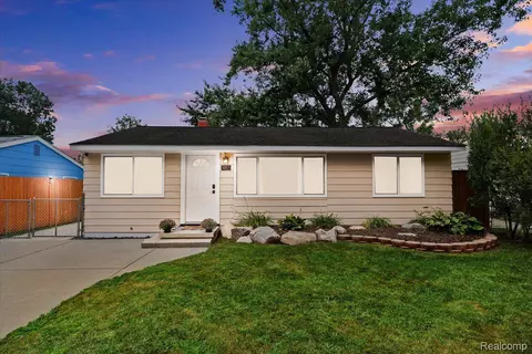 3015 Brisbane St, Commerce, MI 48390