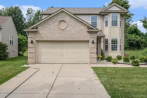 902 Deer Valley Rd, Holly, MI 48442