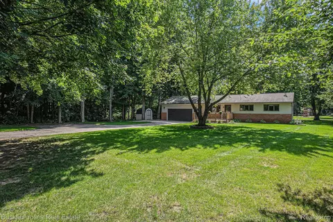 1150 White Lake Rd, Highland, MI 48356