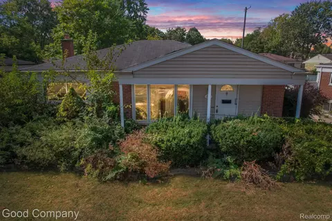 253 Redwood Dr, Troy, MI 48083