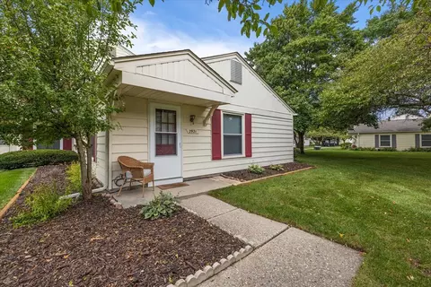 2921 Rockford Crt Ct, Orion, MI 48360