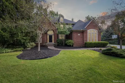 30370 Balfour Dr, Novi, MI 48377