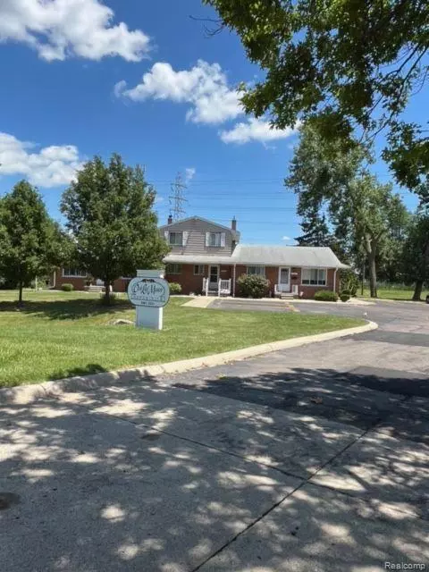 3303 Fort St #2, Trenton, MI 48183