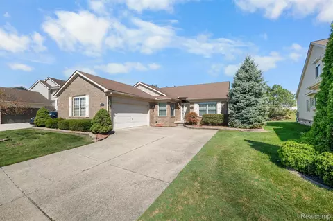 3755 New Boston Dr, Sterling Heights, MI 48314