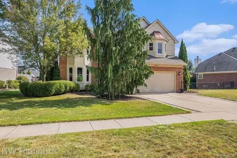 21074 Summerfield Dr, Macomb, MI 48044