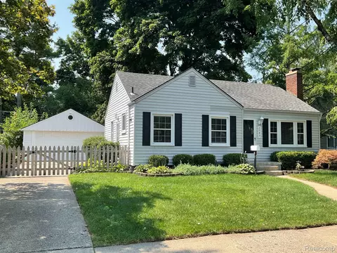 2045 Hampton Rd, Grosse Pointe Woods, MI 48236