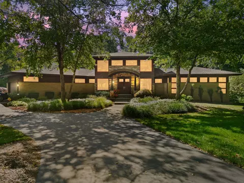 3089 Paint Creek Dr, Oakland, MI 48363