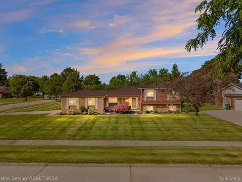 160 Aberdeen Dr, Troy, MI 48098