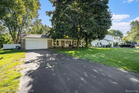 2689 Plum Brook Dr, Bloomfield Hills, MI 48304