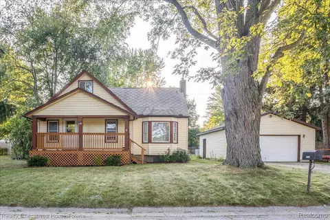 2817 18th Ave, Port Huron, MI 48060