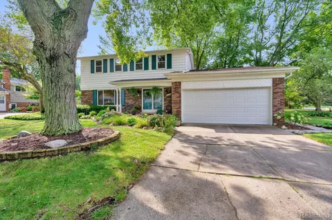 4102 Cherrywood Dr, Troy, MI 48098