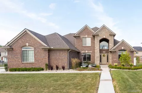 19477 Springbrook Dr, Macomb, MI 48044