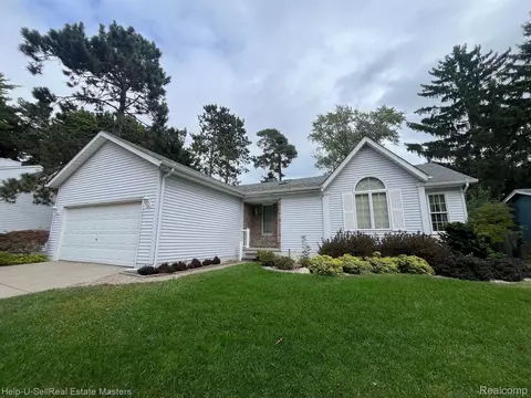 2816 W Village Ln, Port Huron, MI 48060
