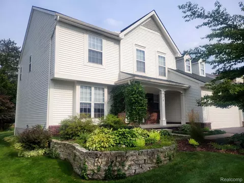 165 Franklin Lake Cir, Oxford, MI 48371
