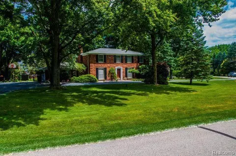 450 Apple Hill Ln, Rochester Hills, MI 48306