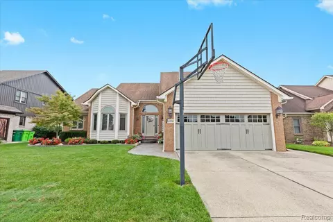 20930 Summerfield Dr, Macomb, MI 48044