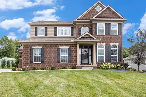 6250 Woodridge Ln, Grand Blanc, MI 48439