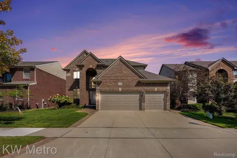 29590 Trailwood Dr, Warren, MI 48092