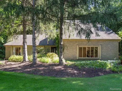 860 Knights Brg, Leonard, MI 48367