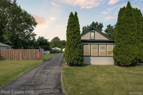 6874 Wilkie St, Taylor, MI 48180