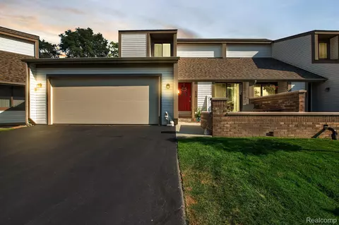 110 Conda Ln, Oxford, MI 48371