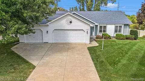 1143 Birchwood Dr, Flushing, MI 48433