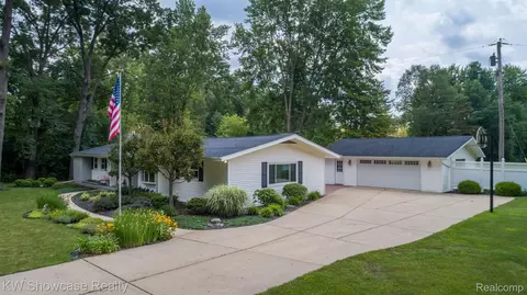 4850 Cedar Island Rd, White Lake, MI 48383
