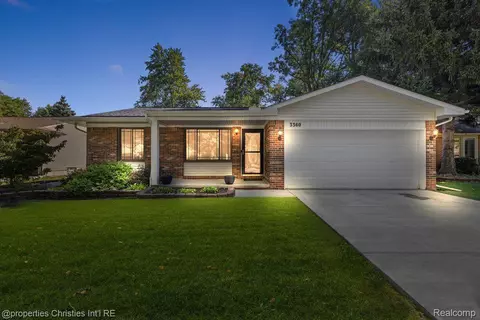 3360 Wolverine Dr, Troy, MI 48083