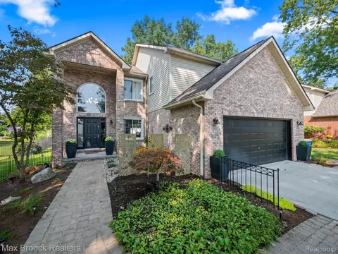 1368 Grinnell Ave, Waterford, MI 48328