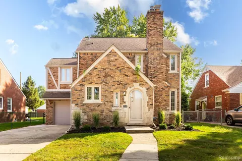 15560 Camden Ave, Eastpointe, MI 48021