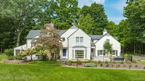 27360 W 14 Mile Rd, Franklin, MI 48025