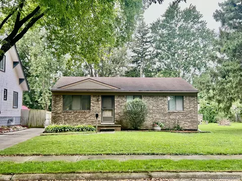 26071 Hollywood St, Roseville, MI 48066