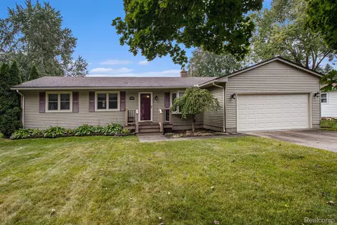 9916 Mevis Dr, Brighton, MI 48114