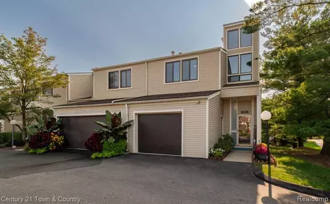 5870 Windward Ct, Clarkston, MI 48346