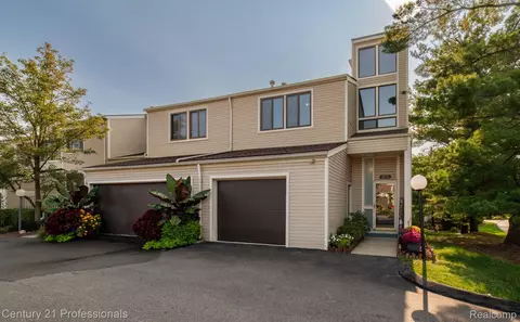 5870 Windward Crt Ct, Independence, MI 48346