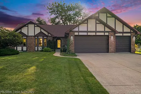5068 Bloss Dr, Mundy, MI 48473