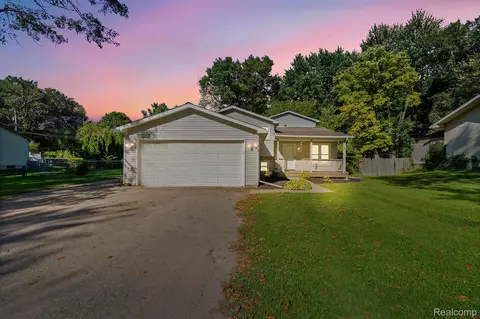 2522 Candlewick Dr, Lake Orion, MI 48359
