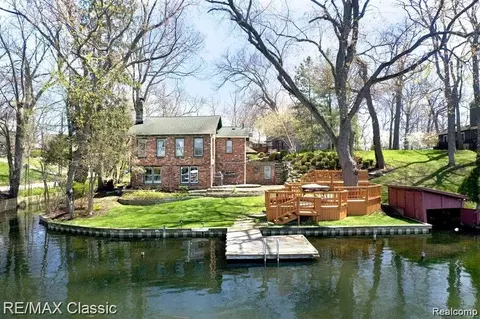 260 Oak Island Dr, Wolverine Lake, MI 48390