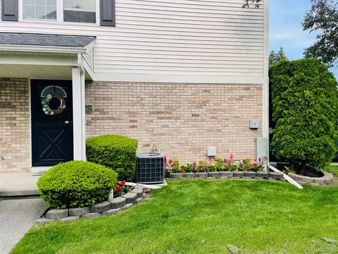 44662 N Bunker Hill Dr, Clinton Township, MI 48038