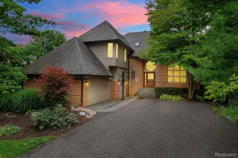 5720 Eastman Blvd, West Bloomfield, MI 48323