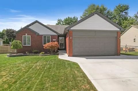 51747 Kings Pointe Dr, New Baltimore, MI 48047